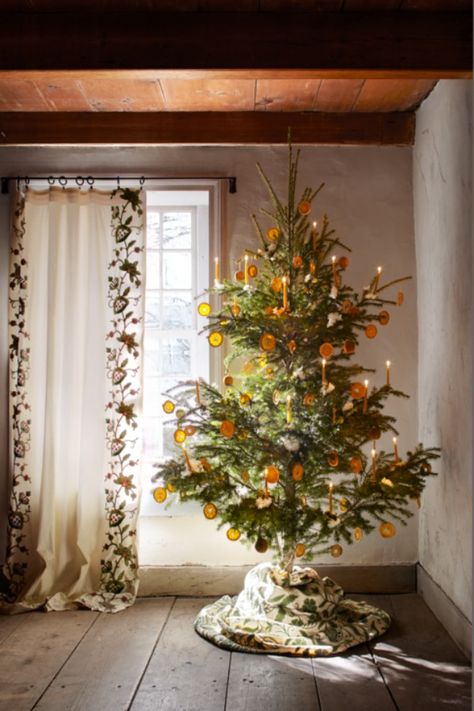 Dried orange garland on a Christmas tree. Floral designer Michael Putnam reimagined holiday décor with fresh blooms and artful twists on traditional topiaries, garlands, and wreaths within this 18th-century New York farmhouse - Veranda. Holiday Interior, Scandinavian Christmas Decorations, Orange Christmas, Scandi Christmas, Christmas Decor Inspiration, Swedish Christmas, Holiday Garlands, Natural Christmas, Christmas Greenery