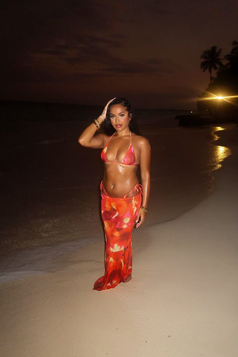 sunset pics >>>> Sunset Beach Pictures Black Women, Holiday Fits Black Women, Pictures Black Women, Holiday Swimwear, Sunset Beach Pictures, Cute Vacation Outfits, Bad Barbie, Summer Picture Poses, Vacay Outfits