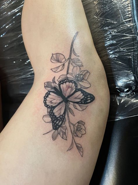 #tattoosforwomen #tattoo #knee #legtattoo #butterfly #flowertattoo Side Knee Butterfly Tattoo, Butterfly Knee Tattoos Women, Side Knee Tattoo, Above The Knee Tattoos Women, Side Thigh Tattoos Women, Tattoo Knee, Knee Tattoos, Butterfly Tattoo Stencil, Side Thigh Tattoos