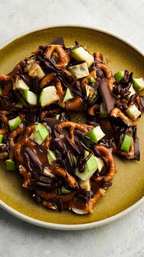 Caramel Apple Bark, Apple Bark, Chocolate Apples, Salty Treats, Bark Recipe, Chocolate Pretzels, Candy Apple, Caramel Apple, Inspired Recipes