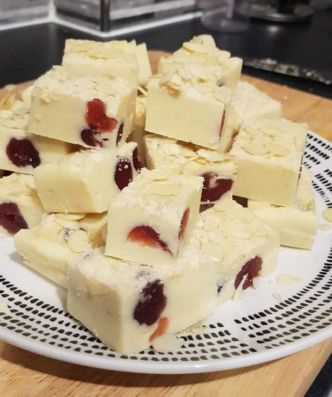 Slow Cooker Bakewell Fudge - Slow Cooker Tip Fudge With Condensed Milk, Coconut Ice Recipe, Slow Cooker Rice Pudding, Slow Cooker Fudge, Ice Recipe, Maple Fudge, Peppermint Crisp, Making Sweets, Fudge Ingredients