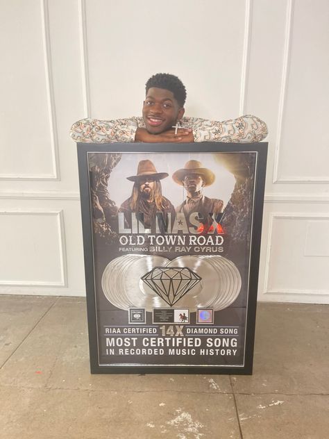 Diamond Record Plaque, Old Town Road Song, Youtube Plaque, Album Plaque, Old Town Road, House Lights, Diy Hair Masks, Poster Idea, Billy Ray Cyrus