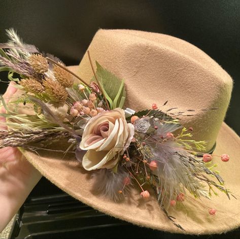 Cowgirl Hat Centerpiece, Sunflowers Decorations, Decorative Hats, Gardening Basket, Embellished Hats, Aesthetic Hats, Bridal Hat, Hat Decoration, Country Christmas Decorations