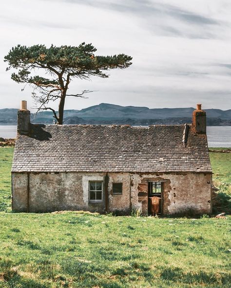 ® Presents ⠀ ICU SCOTLAND ® PHOTOGRAPHER | @danscotland_  SELECTED BY | @carolinewalker21  LOCATION | #scotland  TEAM | @carolinewalker21… Bucket List Countries, Scotland House, Country Pictures, Architecture Traditional, Land Ideas, Cute Cottages, Gods Country, Cottagecore Country, Beautiful Scotland