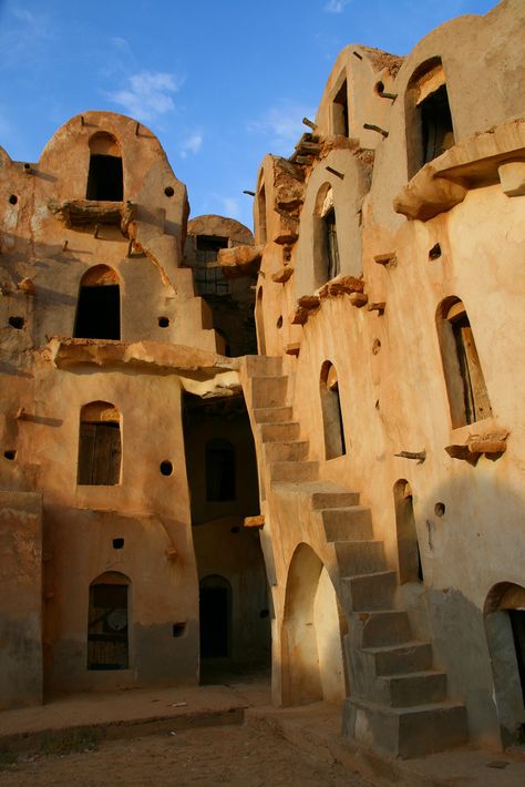 Tunisia Africa, Mud Brick, Vernacular Architecture, Traditional Architecture, Africa Travel, Beautiful Buildings, Art References, North Africa, Tunisia