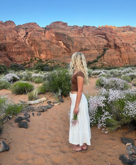 I love Snow Canyon!!!! Sedona Outfits, Desert Outfit Ideas, Desert Outfit, Utah Summer, Cute Hiking Outfit, Senior Photography Poses, Church Fits, I Love Snow, Nature Photoshoot