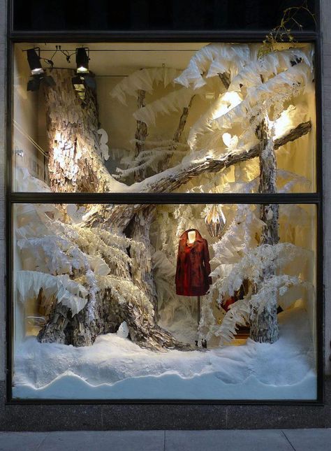 100+ Christmas Window Display Ideas & Designs [Part #1] We had so much to learn from the 100+ Creative Store Display Window Designs that a follow up was man Christmas Window Display Ideas, Winter Window Display, Window Display Ideas, Display Visual Merchandising, Christmas Shop Window, Christmas Window Decoration, Promotional Ideas, Vitrine Design, Holiday Window Display