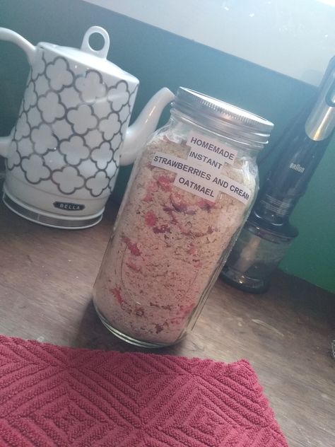 Diy Instant Oatmeal Cups, Homemade Instant Oatmeal Packets, Homemade Oatmeal Packets, Strawberry Oatmeal Recipes, Freeze Dried Apples, Instant Oatmeal Recipes, Strawberries And Cream Recipe, Pantry Mixes, Strawberries And Cream Oatmeal