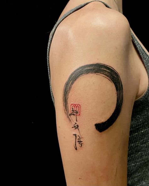 Zen Enso Tattoo, Japanese Art Symbols, Zen Circle Tattoo Ideas, Japanese Circle Tattoo, Enso Tattoo Ideas, Enso Symbol Tattoo, Round Arm Tattoo, Enzo Circle Tattoo, Enso Tattoo Men