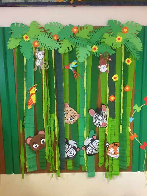 Jungle Dramatic Play, Jungle Theme Classroom Decorations, Jungle Theme Decorations, Jungle Crafts, Decoration Creche, Jungle Theme Classroom, Rainforest Theme, Maluchy Montessori, Jungle Decorations