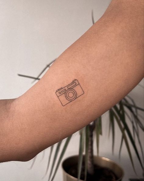 The Art of Travel: Exploring the World of World Traveler Tattoos | Aesthetic & Unique Tattoo Ideas Camera Tiny Tattoo, Camera Tattoos Small, Camera Tattoo Aesthetic, Small Tattoos Camera, Fineline Camera Tattoo, Retro Camera Tattoo, Cameras Tattoos, Vintage Car Tattoo Simple, Camera Minimalist Tattoo