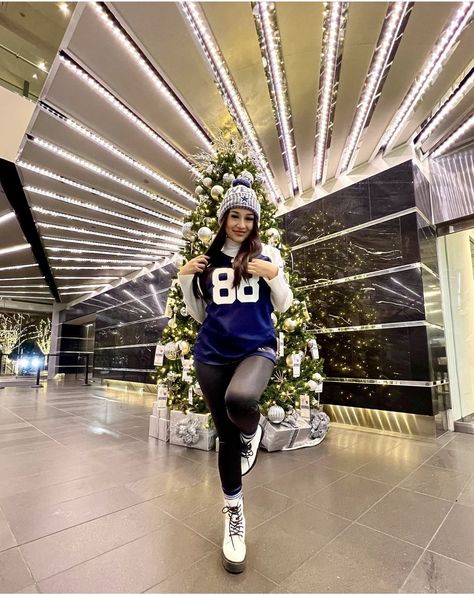 Dallas Cowboys Gameday Outfit, Dallas Cowboys Football Game Outfit, Nfl Football Game Outfit Winter, Dallas Cowboy Outfits Woman, Cowboys Football Game Outfit, Cute Superbowl Outfits, Cold Nfl Game Outfit, Nfl Game Day Outfit Woman Winter, Cowboys Game Outfit