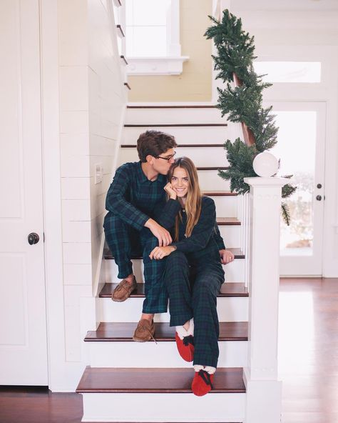 Julia Engel (Gal Meets Glam) (@juliahengel) • Instagram photos and videos Christmas Photo Ideas For Couples, Pictures On Stairs, Christmas Pictures Friends, Outdoor Christmas Photos, Christmas Clothing Ideas, Christmas Photo Ideas, Funny Christmas Photos, Christmas Couple Photos, Dog Christmas Pictures