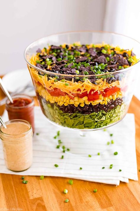 This 7 Layer Taco Salad is an easy recipe to make for parties. Full of delicious Mexican-inspired flavors, you can top it with chicken for a healthy main dish or serve it on it's own as great side dish to pass. 7 Layer Taco Salad Recipe, 7 Layer Taco Salad, Layer Taco Salad, Layered Taco Salads, Ground Beef Breakfast, Taco Salat, Taco Dip Recipe, Taco Salad Recipe, Layer Salad