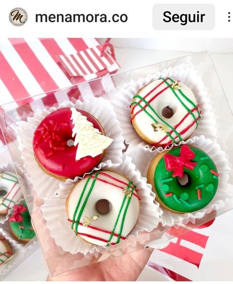 Donut Vendor Booth, Cupcake Christmas Ideas, Mini Donuts Packaging, Christmas Donuts Ideas, Mini Doughnut Ideas, Donat Glaze, Holiday Donuts, Donut Decorating Ideas, Fancy Donuts