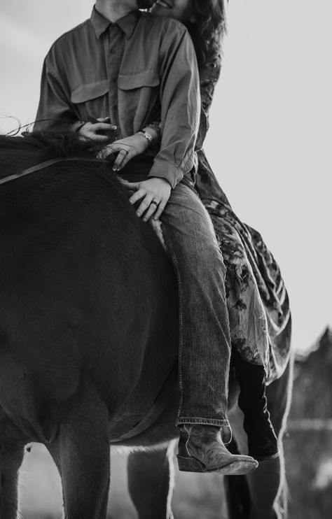 Couple On Horse Aesthetic, Couple On Horseback, Romantic Horse Photoshoot, Couples Photos With Horses, Couples Horse Photoshoot, Horse Couple Photoshoot, Engagement Photos With Horses, Couple Poses Romantic, Couple Horse Photography