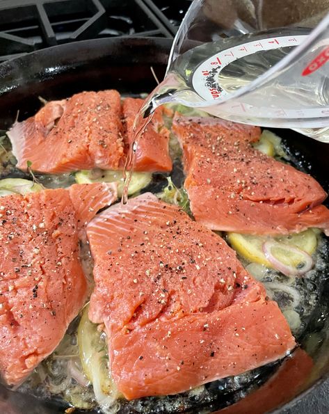 Wine Poached Salmon, Smelt Recipe, Carp Recipes, Norwegian Cuisine, Poached Fish, Seafood Dish Recipes, Poached Salmon, Salmon Steak, Lemon Salmon