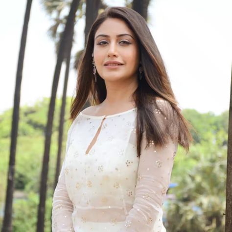 Meet Surbhi Chandna aka Manmeet from Sherdil Shergill Surabhi Chandana, Bhavana Actress, Outfit Sporty, Girls Dresses Diy, Gown Party Wear, Surbhi Chandna, Indian Actors, Indian Dresses Traditional