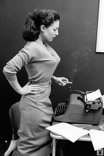 Vintage Secretary...yep, remember when I was in a typing pool at age 18.  Typewriters all lined up in a row with my friends. Mode Retro, Bullet Bra, Swinging Sixties, Look Retro, Jennifer Morrison, Foto Vintage, Vintage Mode, Photo Vintage, Moda Vintage