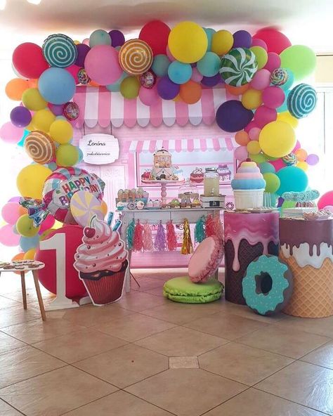 Lena candyland party | CatchMyParty.com Candyland Birthday Party Ideas, Candyland Birthday Party, Butik Design, Candy Theme Birthday Party, Lollipop Party, Candy Themed Party, Candy Land Birthday Party, Candy Birthday Party, Ice Cream Birthday Party