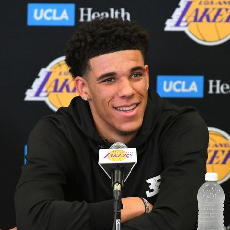 Lonzo Ball 's dream of becoming a Los Angeles Laker came true Monday, as he inked his four-year rookie contract. The Lakers announced the news after Shams Charania of The Vertical reported it was imminent... Ball Brothers, Ball Family, Nba Video, Bright Blonde Hair, Pretty Flacko, Diana Dors, Men Haircut Curly Hair, Lonzo Ball, Sport Quotes Motivational