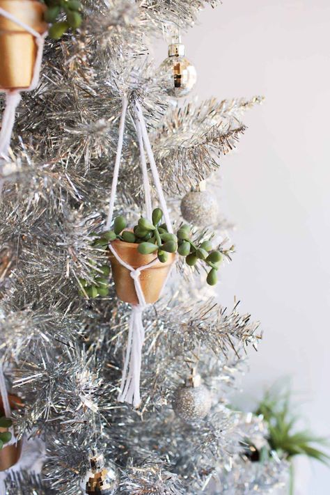 Boho Christmas Tree Ideas, Boho Tree, Boho Christmas Tree, Themed Christmas Tree, Boho Christmas Decor, Diy Hanging Planter, Christmas Craft Fair, Cabin Christmas, Silver Christmas Tree