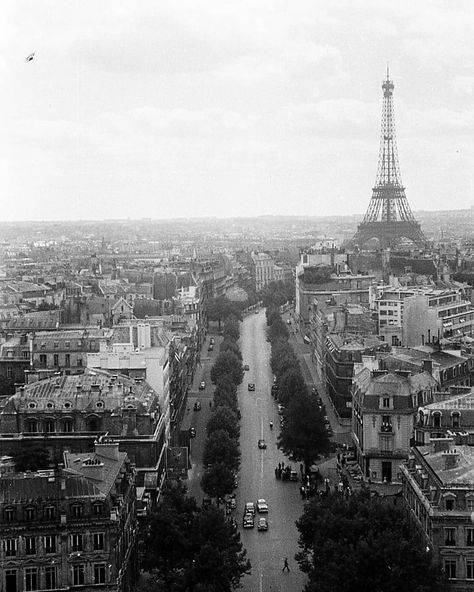 NIGHTY DRUNK LOVERS on Instagram: “Paris, 1965” Paris 60s Aesthetic, Paris Black And White Photography, Old Paris Aesthetic, 60s Paris, Concrete City, Torre Eiffel Paris, Paris Black And White, Paris Dream, France Aesthetic