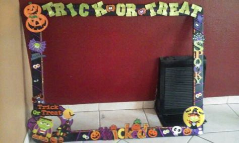 Halloween selfie frame Halloween Selfie, Selfie Station, Spooky Ideas, Halloween Infantil, Halloween Social, Halloween Photo Booth, School Halloween Party, Selfie Frame, Event Props