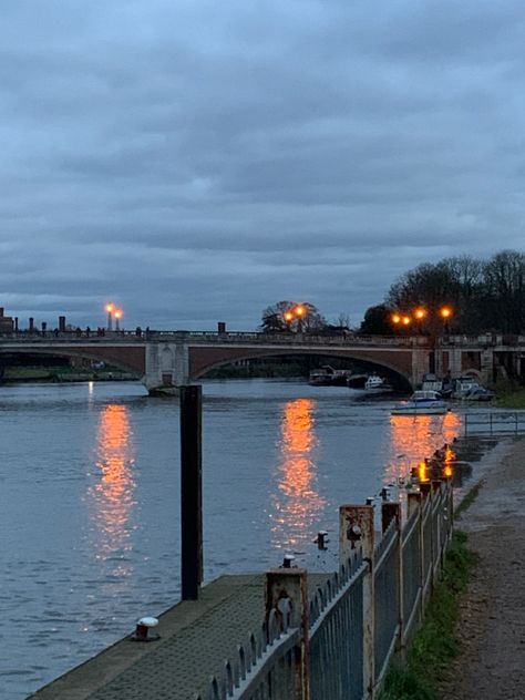 River Thames Aesthetic, Solitaire Aesthetic, Christmas Sunset, River Thames London, Aesthetic London, London Evening, Henley On Thames, Sunset Light, Orange Aesthetic