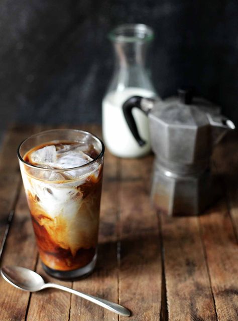 You can make cold brew coffee at home with this easy method and perfect coffee to water ratio. And a little patience, natch. Brew Coffee Recipe, Coffee Photoshoot, Coffee To Water Ratio, Make Cold Brew, Sweet Factory, Cold Brew Coffee Recipe, Making Cold Brew Coffee, Caffeine Addict, Coffee Starbucks