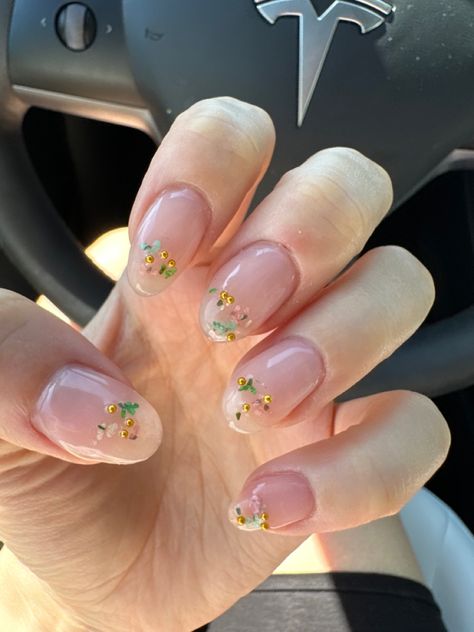 Floral nails with pedals with gold bead accents Flowers Nails Design, Nails Gold Flakes, Gold Accent Nails, Nails With Gold Flakes, Gold Accent Nail, Nails With Gold, Flowers Nails, Nails Gold, Flower Petal