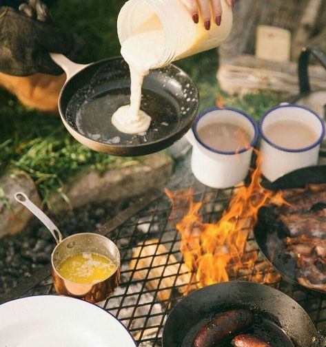 The best #campfire #recipes for your next summer getaway. Campfire Breakfast, Camper Vintage, Zelt Camping, Camping Hacks Food, Camping Desserts, Camping Aesthetic, Campfire Food, Campfire Cooking, Open Fire