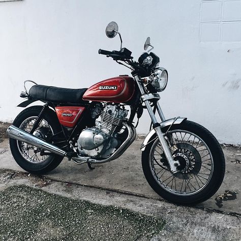 This budget build stole our hearts. Simple modifications and no chopping made this GN 250 the perfect daily ride #Suzuki #gn250… Suzuki Gn250, Suzuki Gn 125, Suzuki Cafe Racer, Tracker Motorcycle, Cafe Racing, Moto Style, Classic Bikes, Super Bikes