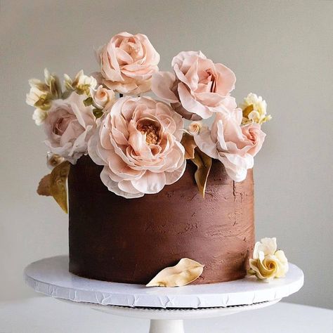 Style Me Pretty on Instagram: “A beautiful combination of sugar flowers and chocolate ganache created by the oh-so-talented @cynthiairanidesign 🌸✨” Flowers And Chocolate, Hand Painted Wedding Cake, Vintage Floral Wedding, Painted Wedding Cake, Cake Story, Floral Wedding Cake, Fall Cakes, Standing Ovation, Hand Painted Wedding