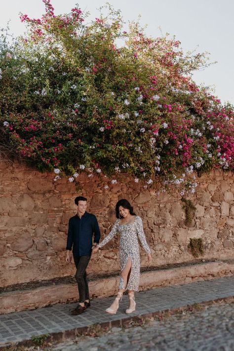 Engagement photos in the streets of San Miguel de Allende, Mexico. Candid Engagement Photos, Photos Inspo, Carmel By The Sea, Pondicherry, Romantic Photos, Couple Shoot, Engagement Shoot, Engagement Photoshoot, Photo Inspo