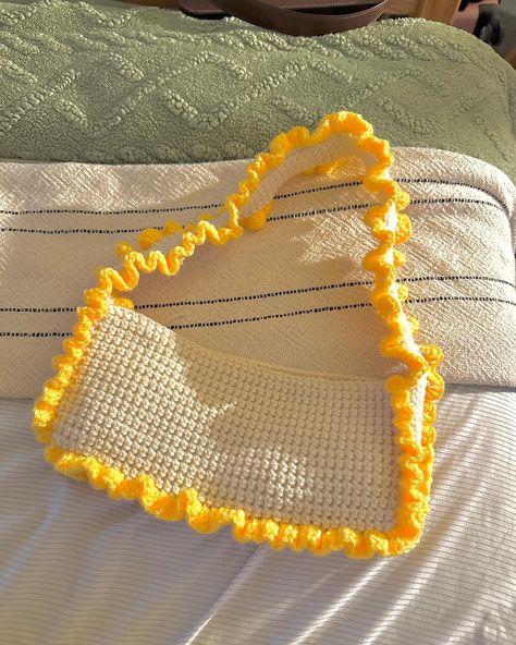 Crochet Bag With Ruffle, Crochet Inspo For Fall, What To Crochet With White Yarn, Coquette Crochet Bag, Crochet Ruffle Bag, Cute Crochet Bags, Yellow Crochet Bag, Hand Bag Crochet, Crochet Coquette