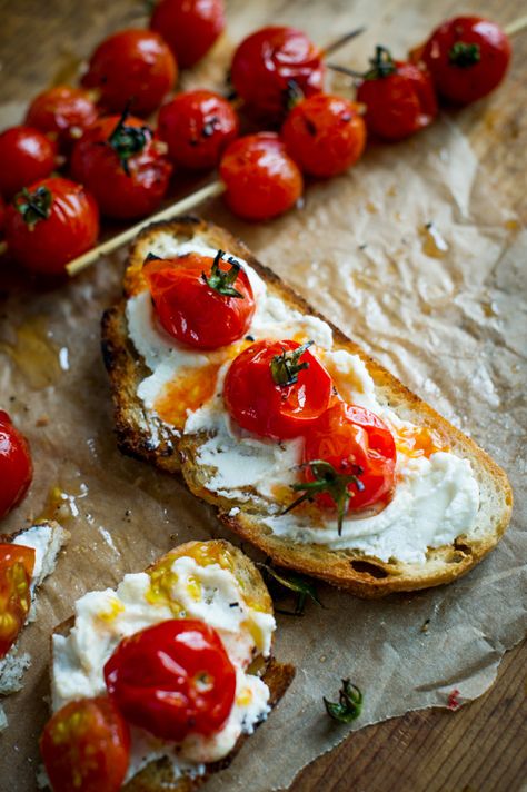 Tomato Skewers, Grilled Vegetable Recipes, Skewer Recipes, Toasted Bread, Grilled Tomatoes, Grilled Vegetables, Skewers, Appetizer Snacks, I Love Food