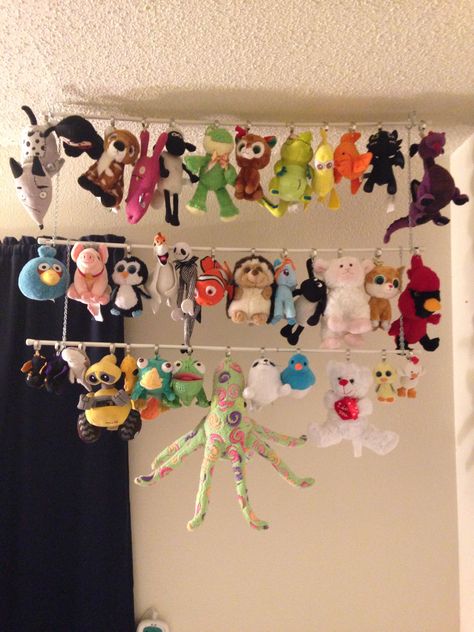 Stuffed Animal Display Ideas, Stuffed Animal Wall, Stuffed Animal Storage Diy, Stuffed Animal Display, Stuffed Animal Displays, Storing Stuffed Animals, Stuffed Animal Net, Stuffed Animal Holder, Disney Room Decor