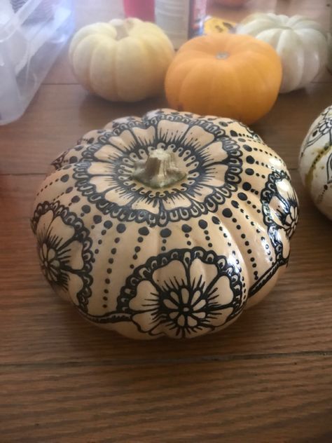 Diwali Pumpkin Painting, Draw On Pumpkins With Sharpie, Sharpie Pumpkin Art, Boho Pumpkin Painting, Henna Pumpkin, Halloween Bbq, Mandala Pumpkin, Pumpkin Queen, Henna Style