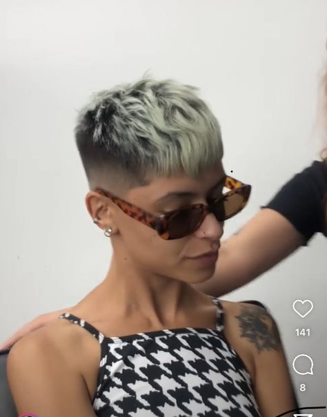 Mowhak Hairstyle Female, Bald Hair, Bald Women, Edgy Short Hair, Very Short Hair, Hot Hair Styles, Different Hairstyles, Fade Haircut, Short Hair Styles Pixie