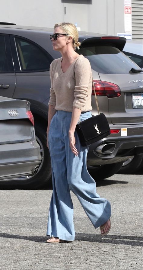 Charlize Theron Style 2023, Celeb Street Style Casual, Celebrity Street Style 2023, Charlize Theron Outfit Casual, Charlize Theron Street Style, Charlie Theron, Fav Pants, Baggy Bottoms, Charlize Theron Style