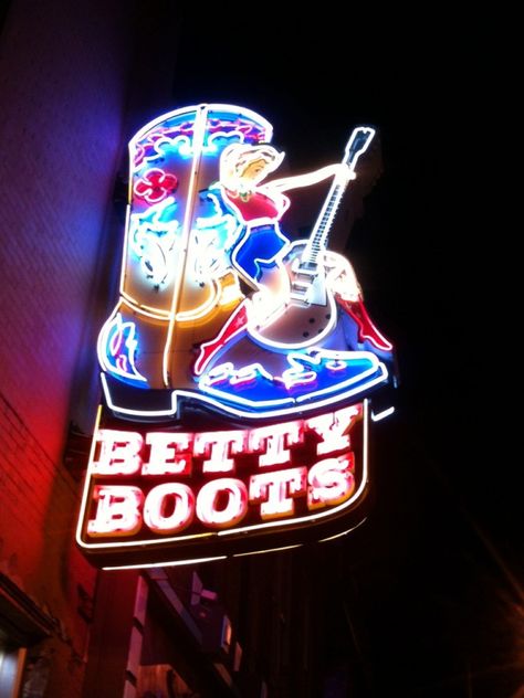 Betty Boots - Nashvile TN Neon Sign Old Neon Signs, Neon Moon, Vintage Neon Signs, Nashville Trip, Neon Nights, Retro Sign, Old Signs, Neon Glow, Neon Light Signs