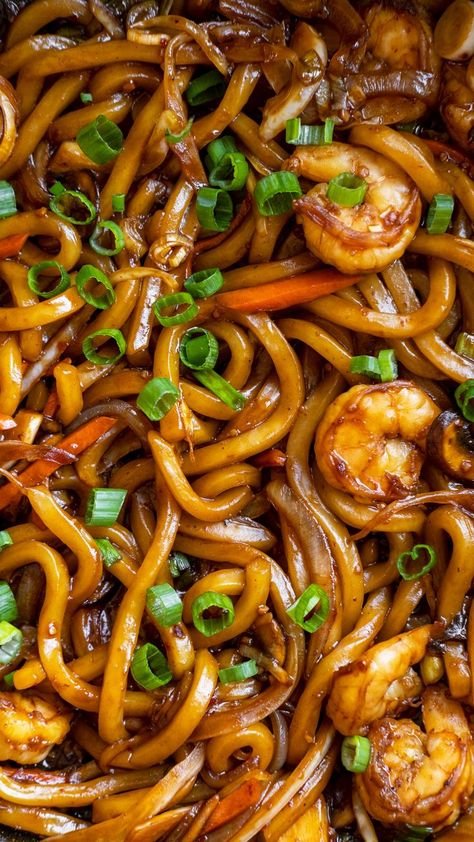 Yaki Udon is a simple one-pan meal loaded with vegetables, mushrooms, and your choice of protein coated in an incredibly flavorful sauce that will have you craving for more. This recipe calls for simple ingredients to make the best udon noodle stir fry in just 15 minutes! Udon Noodle Stir Fry, Udon Stir Fry, Stir Fried Noodles, Udon Noodles Recipe, Fried Udon, Yaki Udon, Fry Noodles, Noodle Stir Fry, Udon Noodle