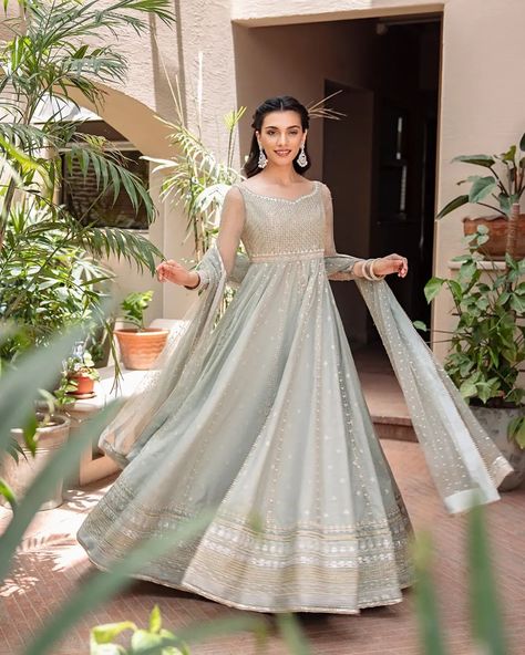 Crop Top Wedding Dress Indian, Pakistani Maxi, Faiza Saqlain, Walima Dress, Desi Wedding Dresses, Latest Bridal Dresses, Fancy Sarees Party Wear, Pakistani Wedding Outfits, Indian Dresses Traditional