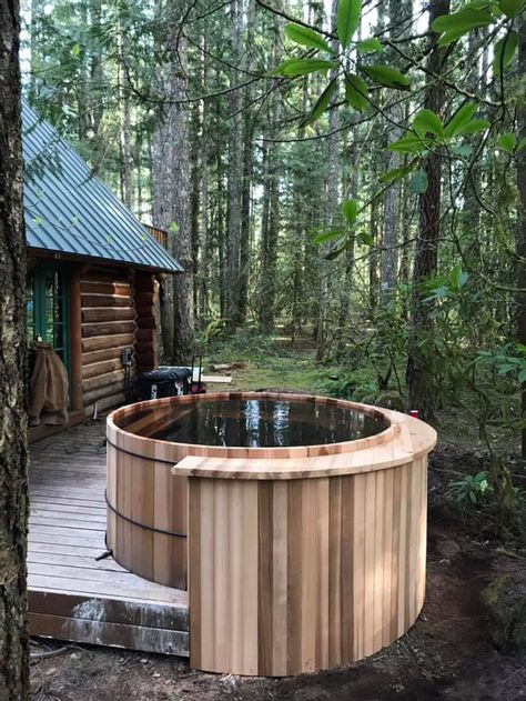 Wooden Hot Tub, Cabin Deck, Wooden Pool, Cabin Hot Tub, Oberirdische Pools, Enclosure Ideas, Cedar Hot Tub, Hot Tub Designs, Living Pool