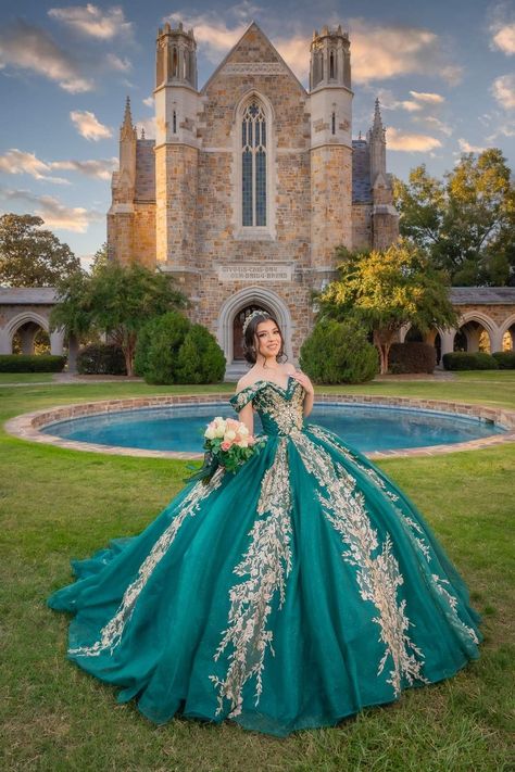 Esmeralda Quinceanera Dresses, Jasmine Quinceanera Dress, White Quince Dress, Forest Quince, Quince Pics, Emerald Green Quinceanera Dresses, Green Quince Dress, Emerald Green Quinceanera Theme, Fancy Ball Gowns