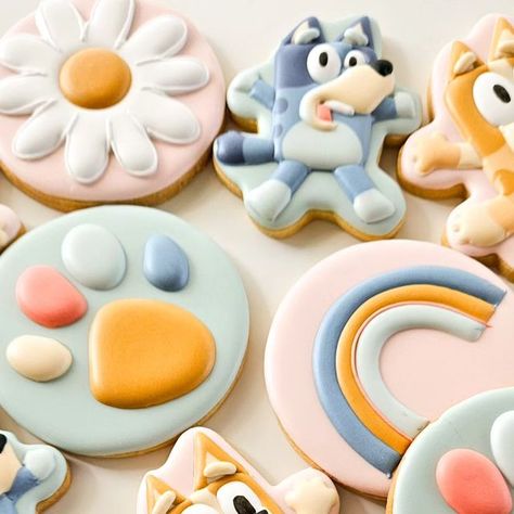 Joliette Marie. Cookies. Arte Comestible on Instagram: "Bluey  de las galletitas  más  pedidas 😊🌸.  . . . ..#cookiesdesign #cookiedecorating #edibleart #cookiesstich #cookieart #cookiesofinstagram #cookiesbluey #babyshowercookies" Bluey Cookies For Girl, Bluey Cookies, 1rst Birthday, Cookies Birthday, Bluey Birthday, Playful Decor, Birthday Supplies, Icing Cookies, Birthday Cookies