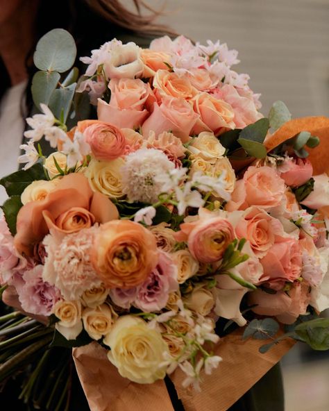 Peach Flowers Arrangements, Small Peach Bouquet, Peach Wedding Theme, Apricot Crush, Pantone 2024, Wedding Peach, Peach Bouquet, Floral Trends, Valentines Flowers