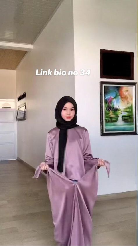 Model Rok Lilit, Pola Rok Lilit, Aisha Outfits, Rok Lilit Satin, Dress Lilit, Kaftan Dress Modern, Satin Outfit, Rok Lilit, Bridesmaid Satin