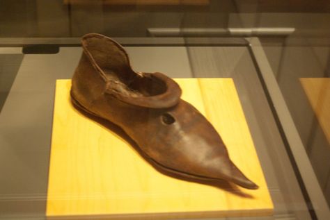 During the middle ages, pointed shoes called poulaines, were all the rage. The longer the pointy tip, the more affluent the wearer. Medieval Shoes, Late Middle Ages, Point Shoes, Middle Ages, Character Shoes, Dance Shoes, Sport Shoes